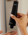 Exfoliant Noir de la Trousse Elegance Marc Inbane, tube pressé au creux de la main