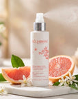 Brume Bien-Être Héliabrine 125 ml en train d'être vaporisée, avec pamplemousse et fleurs d'oranger