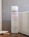 Eau Micellaire Démaquillante Héliabrine 250 ml debout sur une tablette de salle de bain