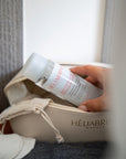 Eau Micellaire Démaquillante Héliabrine rangée dans une trousse de voyage Héliabrine