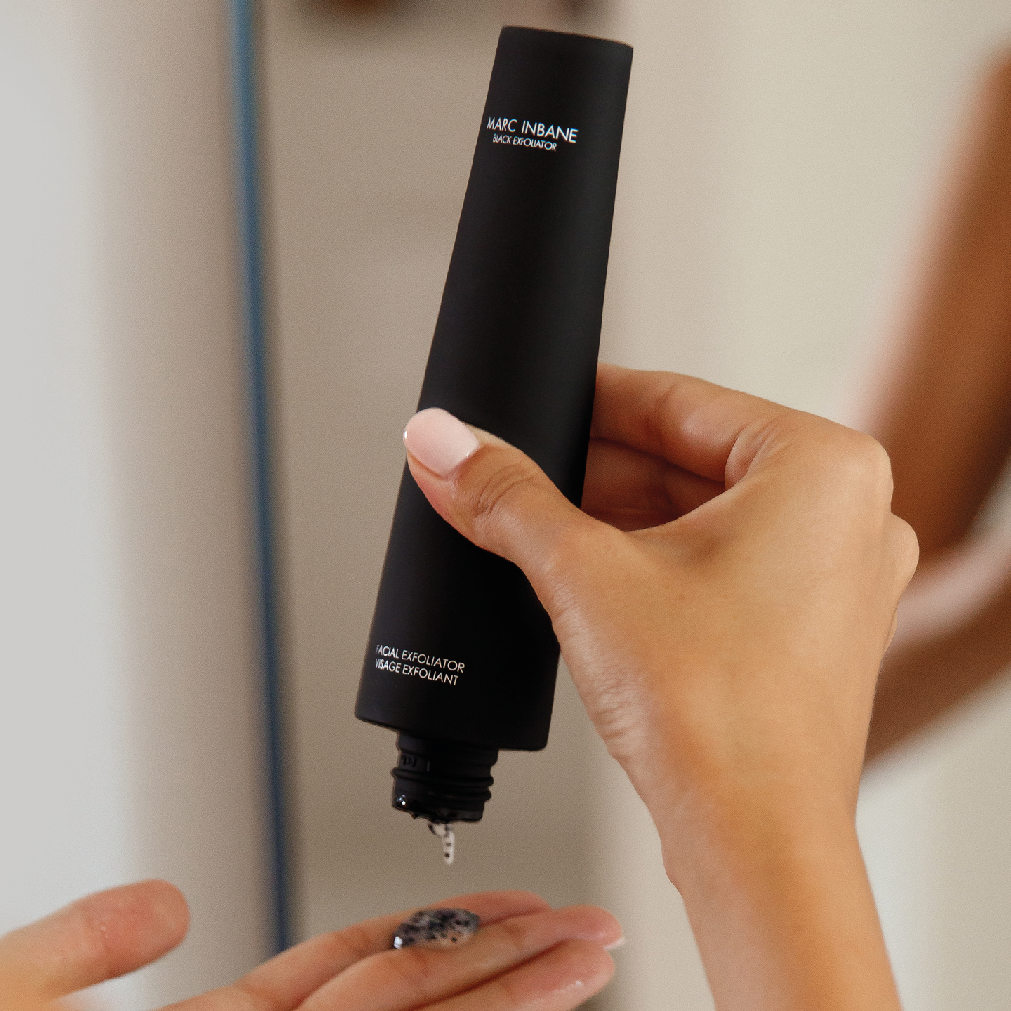 Exfoliant Noir de la Trousse Elegance Marc Inbane, tube pressé au creux de la main