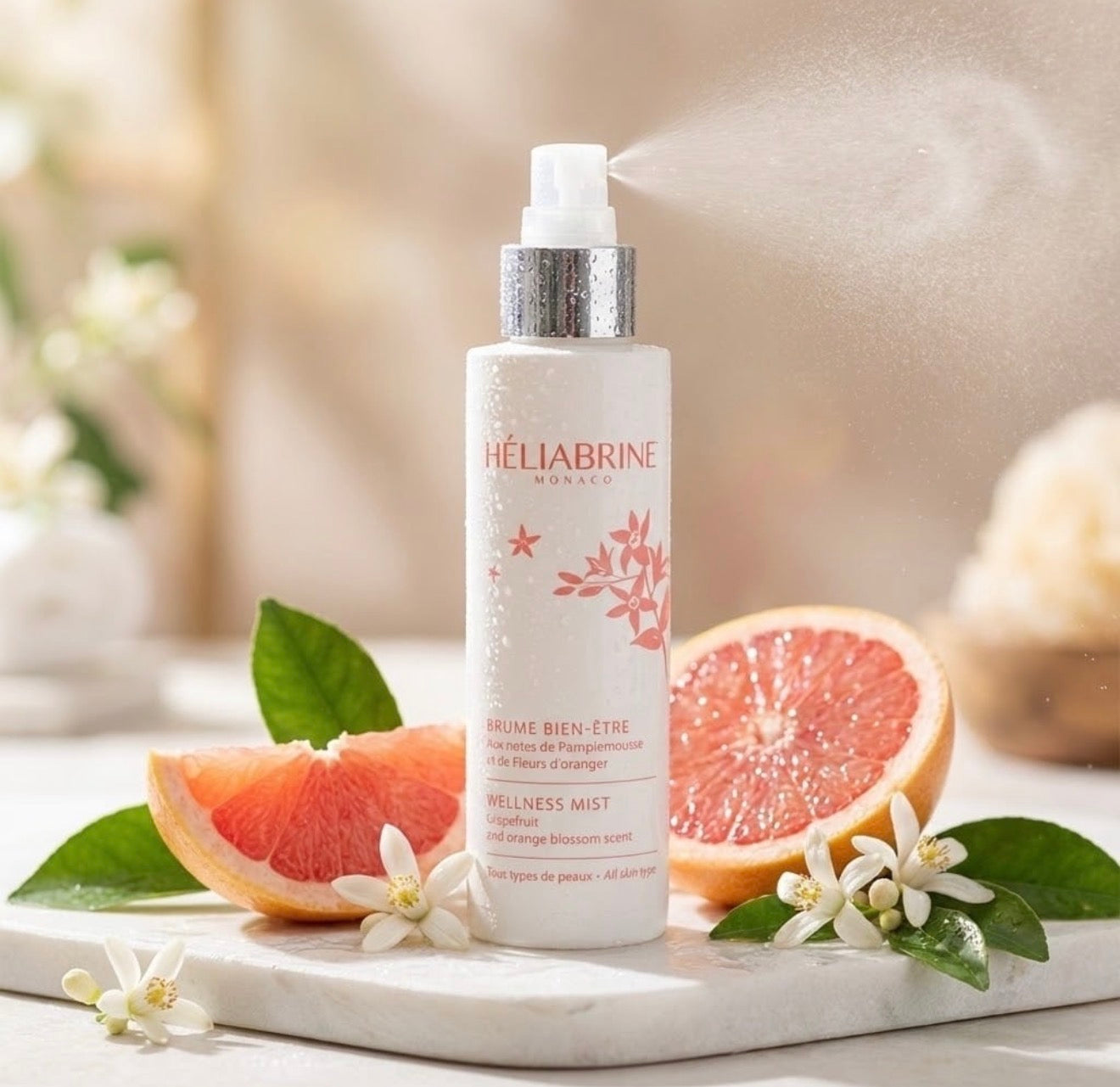 Brume Bien-Être Héliabrine 125 ml en train d'être vaporisée, avec pamplemousse et fleurs d'oranger