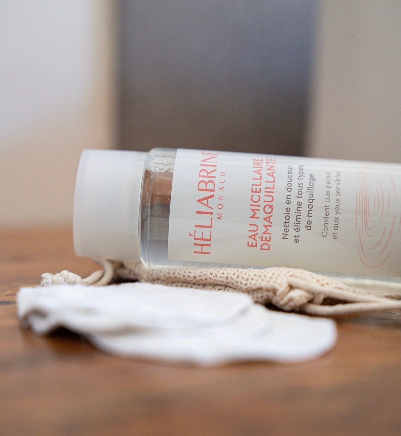 Eau Micellaire Démaquillante Héliabrine couchée sur une pochette en coton, gros plan
