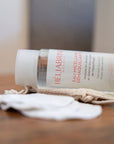 Eau Micellaire Démaquillante Héliabrine couchée sur une pochette en coton, gros plan