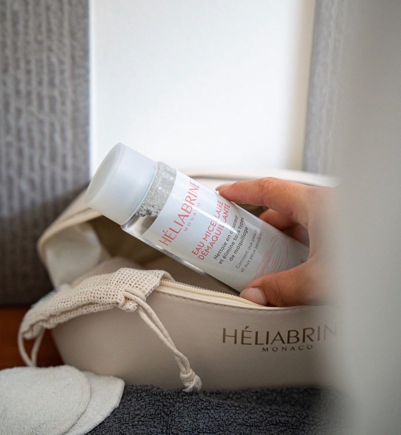 Eau Micellaire Démaquillante Héliabrine rangée dans une trousse de voyage Héliabrine