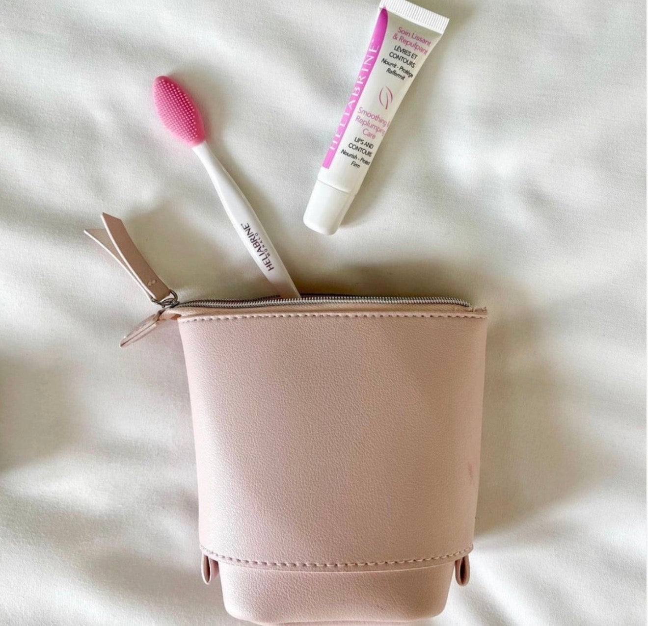 Brosse exfoliante lèvres Héliabrine rose, avec le Soin Lissant et Repulpant et une trousse