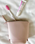Brosse exfoliante lèvres Héliabrine rose, avec le Soin Lissant et Repulpant et une trousse
