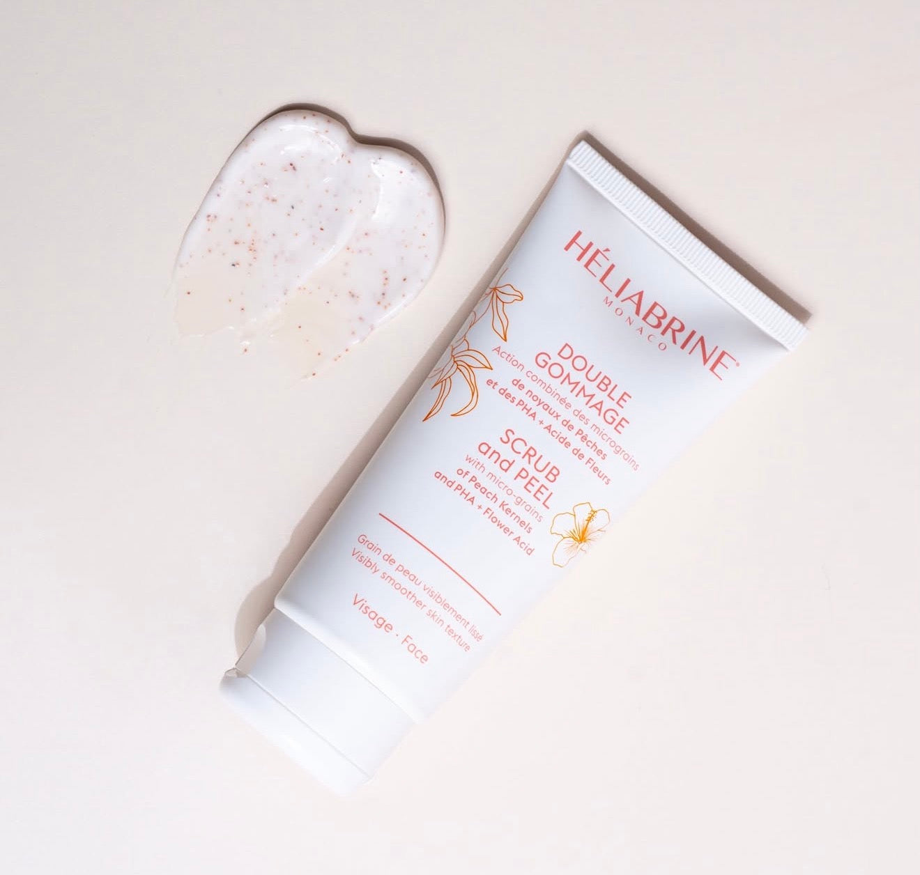 Double Gommage Héliabrine 75 ml et sa texture aux micrograins de noyaux de pêches