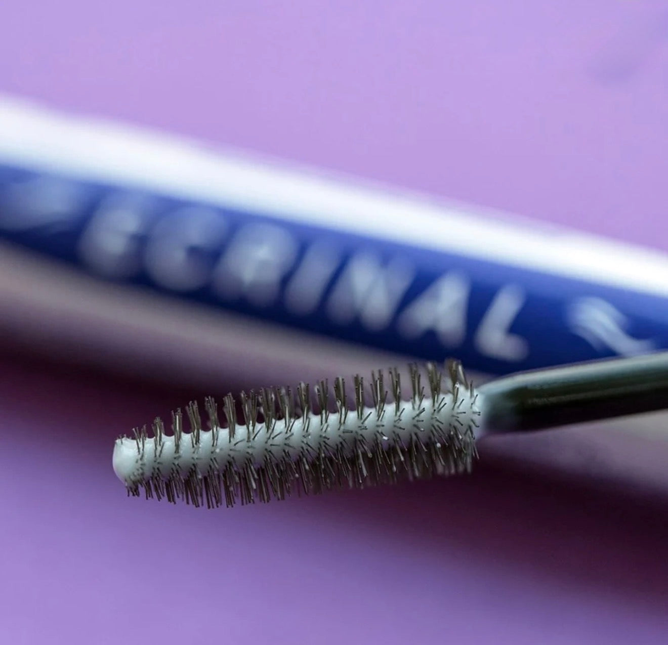 Gros plan sur la brosse du Gel Fortifiant Cils et Sourcils Ecrinal chargée de gel incolore