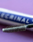 Gros plan sur la brosse du Gel Fortifiant Cils et Sourcils Ecrinal chargée de gel incolore