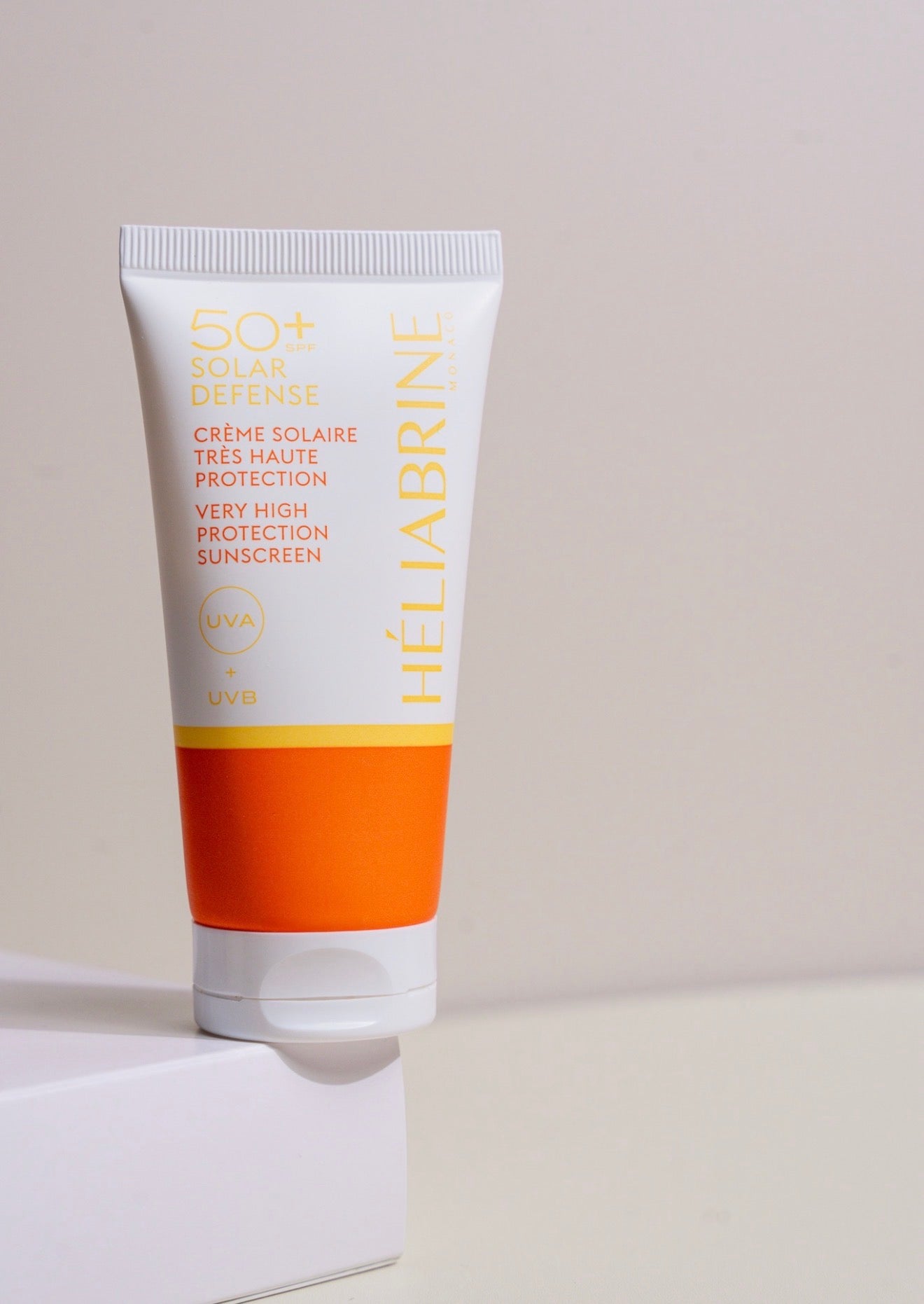 Tube de crème solaire SPF 50+ Héliabrine, protection UVA et UVB très haute