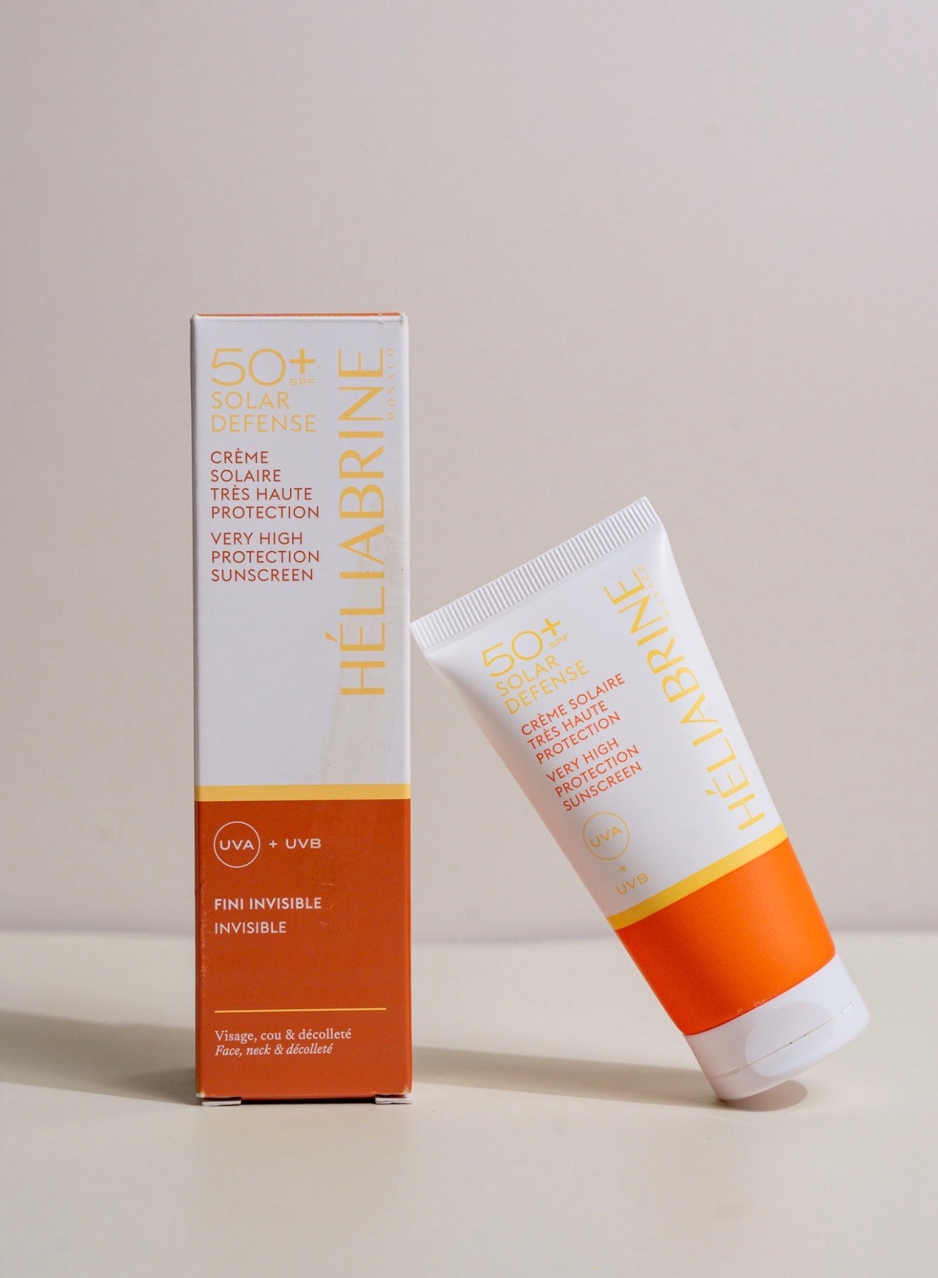 Crème solaire Solar Defense SPF 50+ Héliabrine, tube et étui, fini invisible