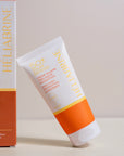Solar Defense SPF 50+ Héliabrine appuyé contre son étui, gros plan sur l'étiquette