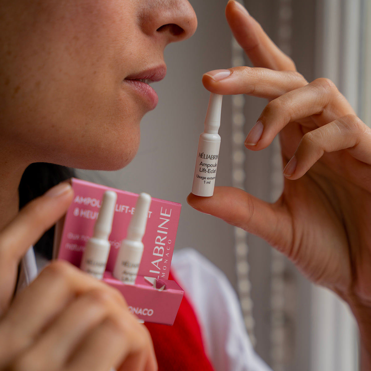 Ampoule Lifting 8H Héliabrine appliquée sur le visage