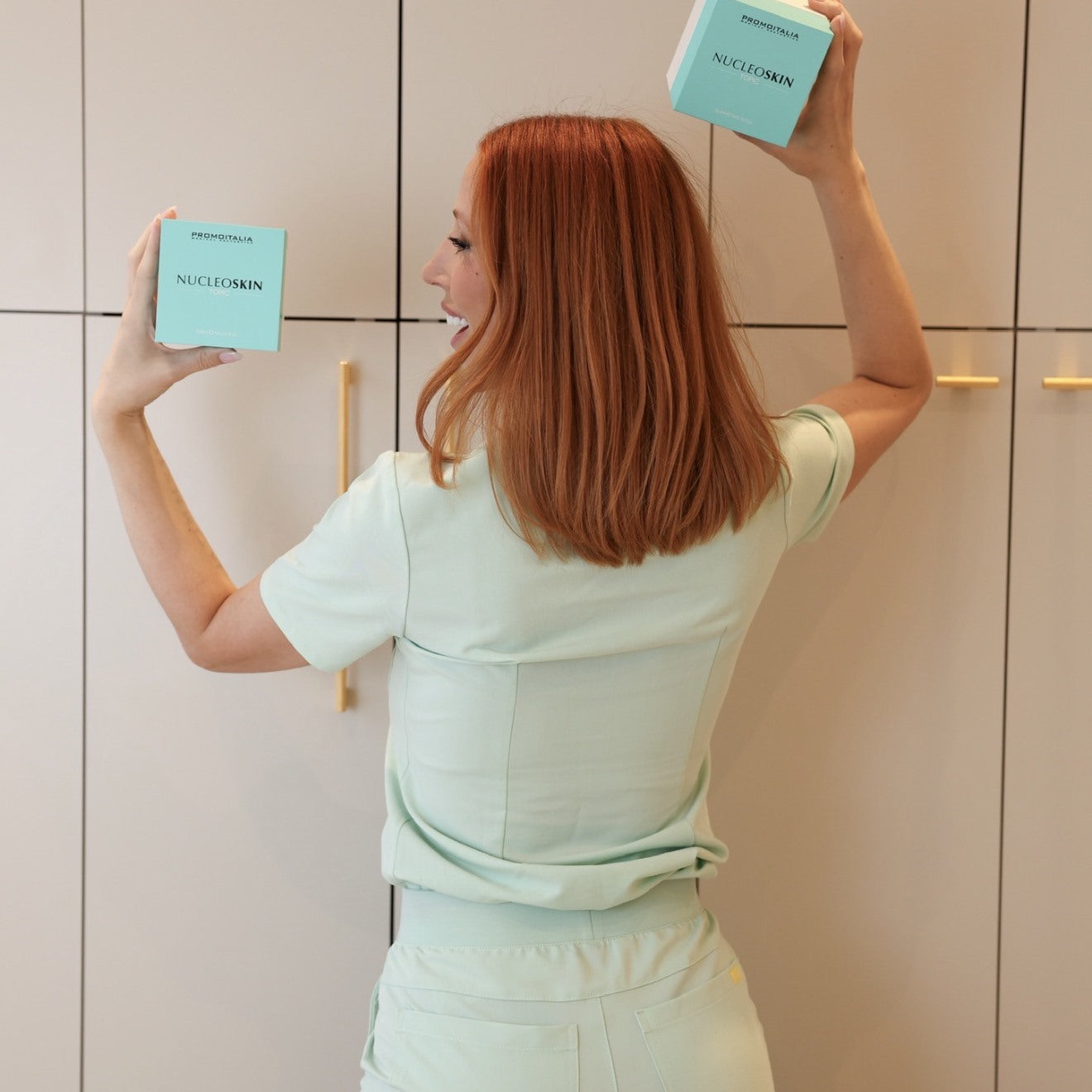 Julie Lebon avec les coffrets NucleoSkin Promoitalia, traitement Sirène à la Maison Constance, Blainville