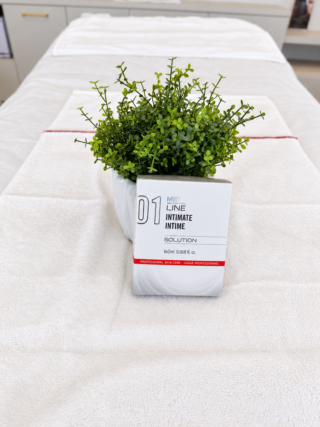 Coffret Me Line 01 Intimate Solution sur une table de soins, Maison Constance Blainville