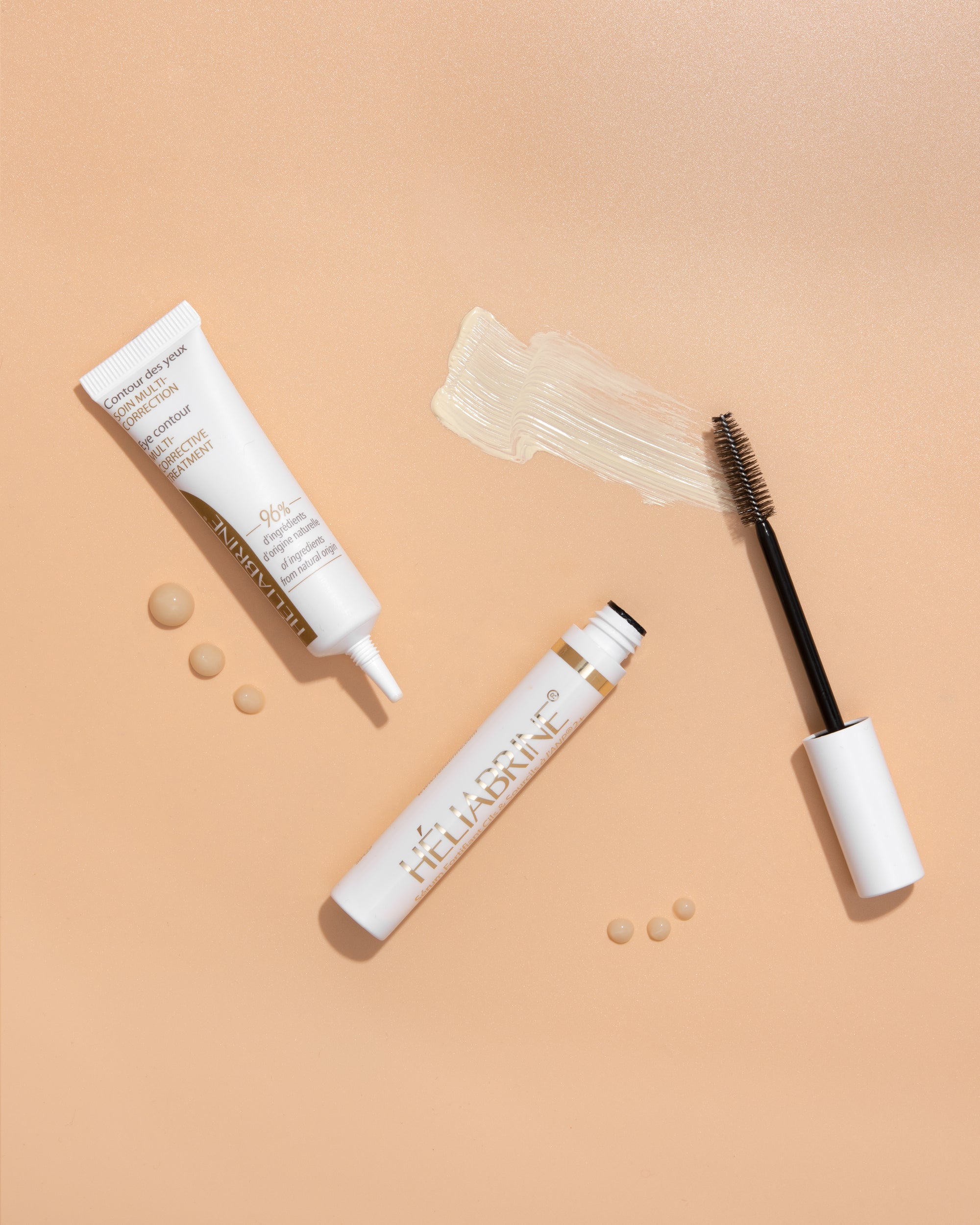 Application du Soin Yeux Multi-Correction Héliabrine sur le contour des yeux