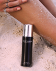 Spray autobronzant 50 ml Marc Inbane de la Trousse de Voyage posé dans le sable