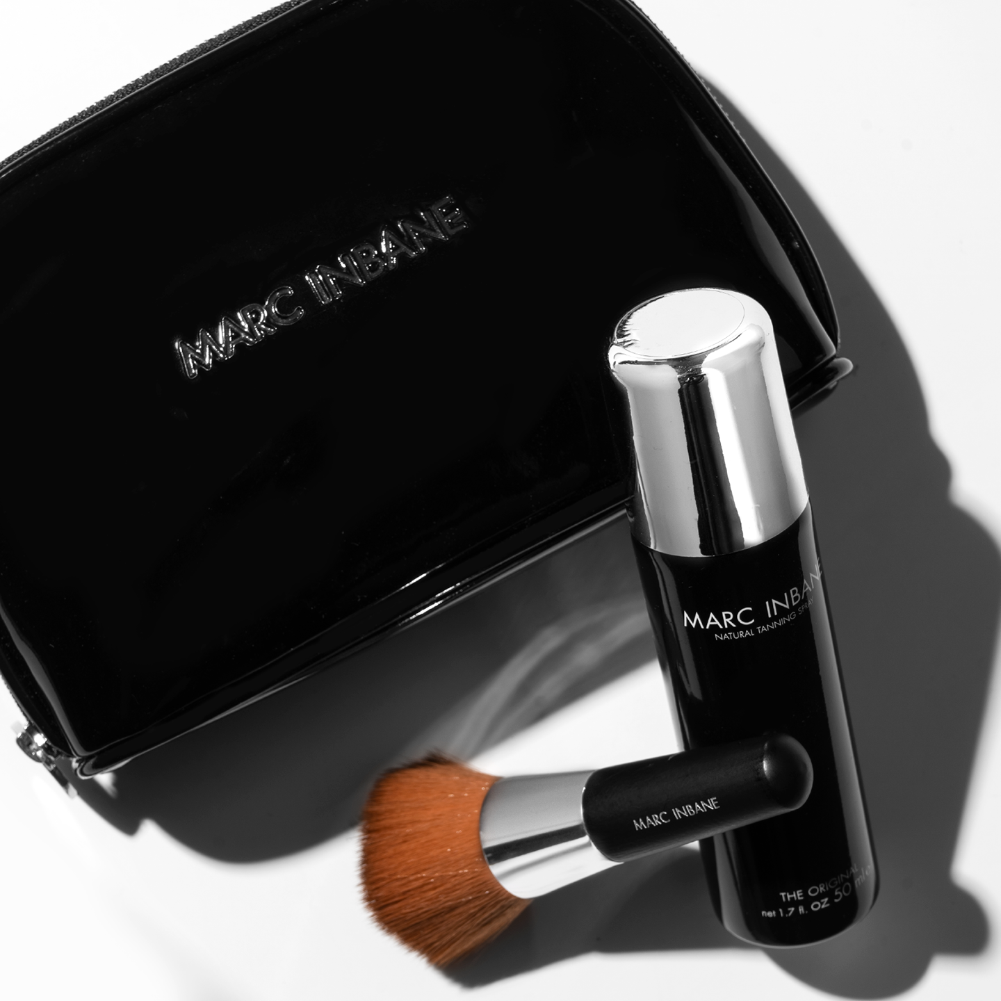 Trousse de Voyage Marc Inbane vue de haut, pochette, pinceau kabuki et spray 50 ml