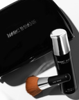 Trousse de Voyage Marc Inbane vue de haut, pochette, pinceau kabuki et spray 50 ml